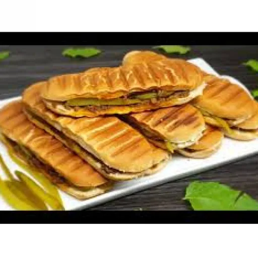 سجق مع جبنة